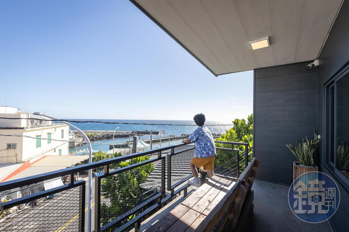 窩厝的每間客房都有自己的露台或室內空間，可獨攬海子口港景。