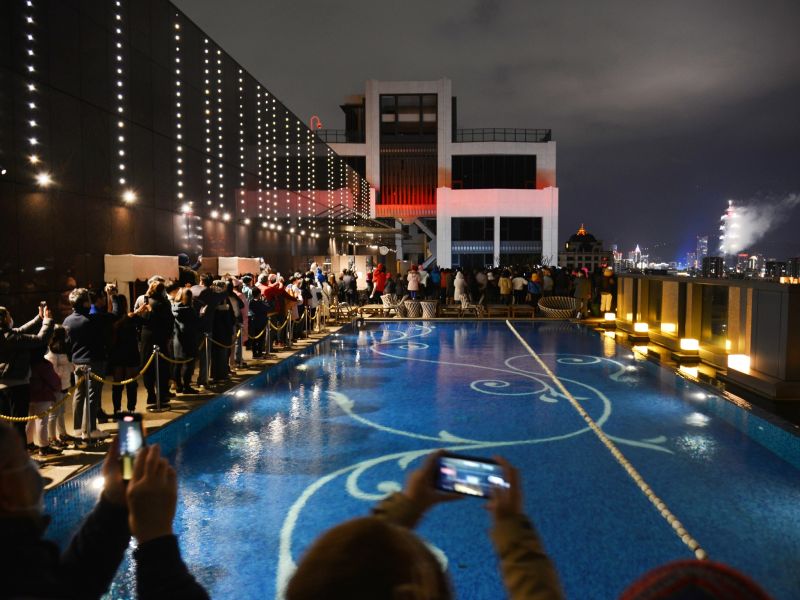 ▲大倉久和飯店跨年夜最後倒數時刻，將開放頂樓露天泳池畔，在璀璨101煙火中為2022年劃下完美句點。（圖／大倉久和大飯店提供）