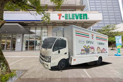 01.7-ELEVEN全新設計的「OPEN!行動購物車2.0」在跨年夜首度於信義商圈初登場(圖片僅供示意，實際位置依現場為準，並依相關規範辦理).jpg
