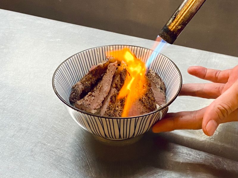 ▲「28天乾式熟成牛丼」烹調關鍵，在於最後以噴槍大火炙燒，讓肉品表面帶一點焦香提味。（圖／記者蕭涵云攝）
