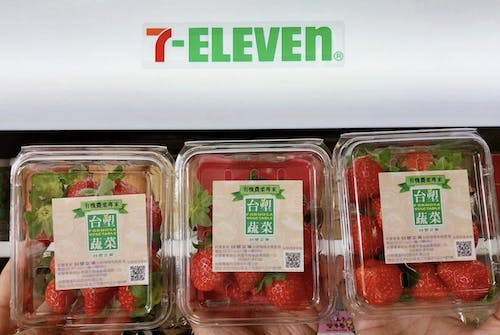 看好冬季草莓的高人氣，7-ELEVEN於實體門市、線上i划算平台販售新鮮盒裝香水草莓，自1月9日起於大台北地區門市限量開賣與台塑有機農場合作的盒裝「台塑有機草莓」.jpg
