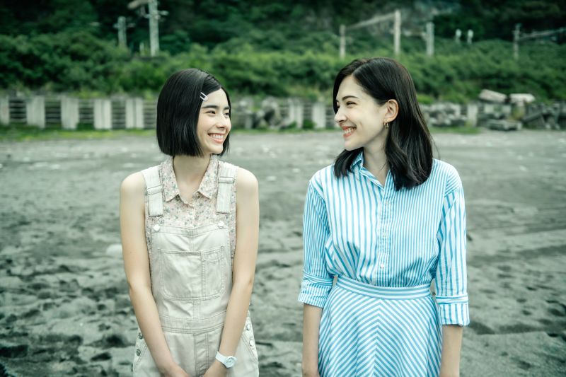 ▲林奕嵐（左）在《她和她的她》飾演許瑋甯角色的少女時期。（圖／Netflix）