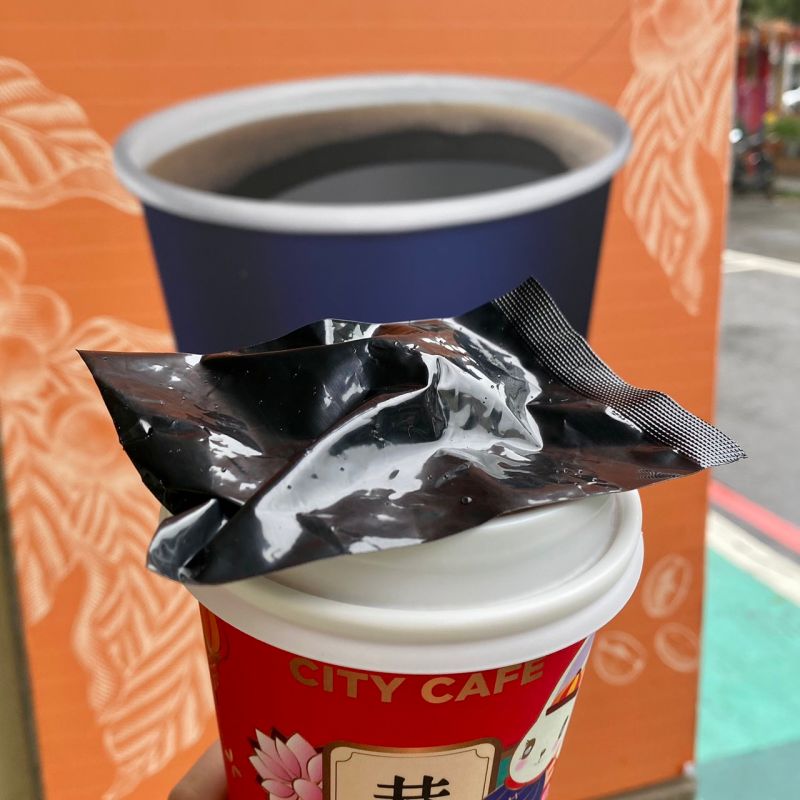 ▲杯塞使用黑色塑膠袋密封包裝，想一次收集到「大、吉、利」需要運氣。（圖／記者黃韻文攝）