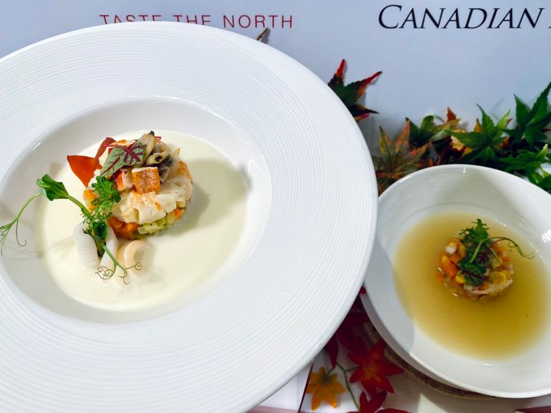 ▲左起：加拿大龍蝦海鮮巧達濃湯、加拿大魁北克培根豌豆湯。（圖／記者蕭涵云攝）