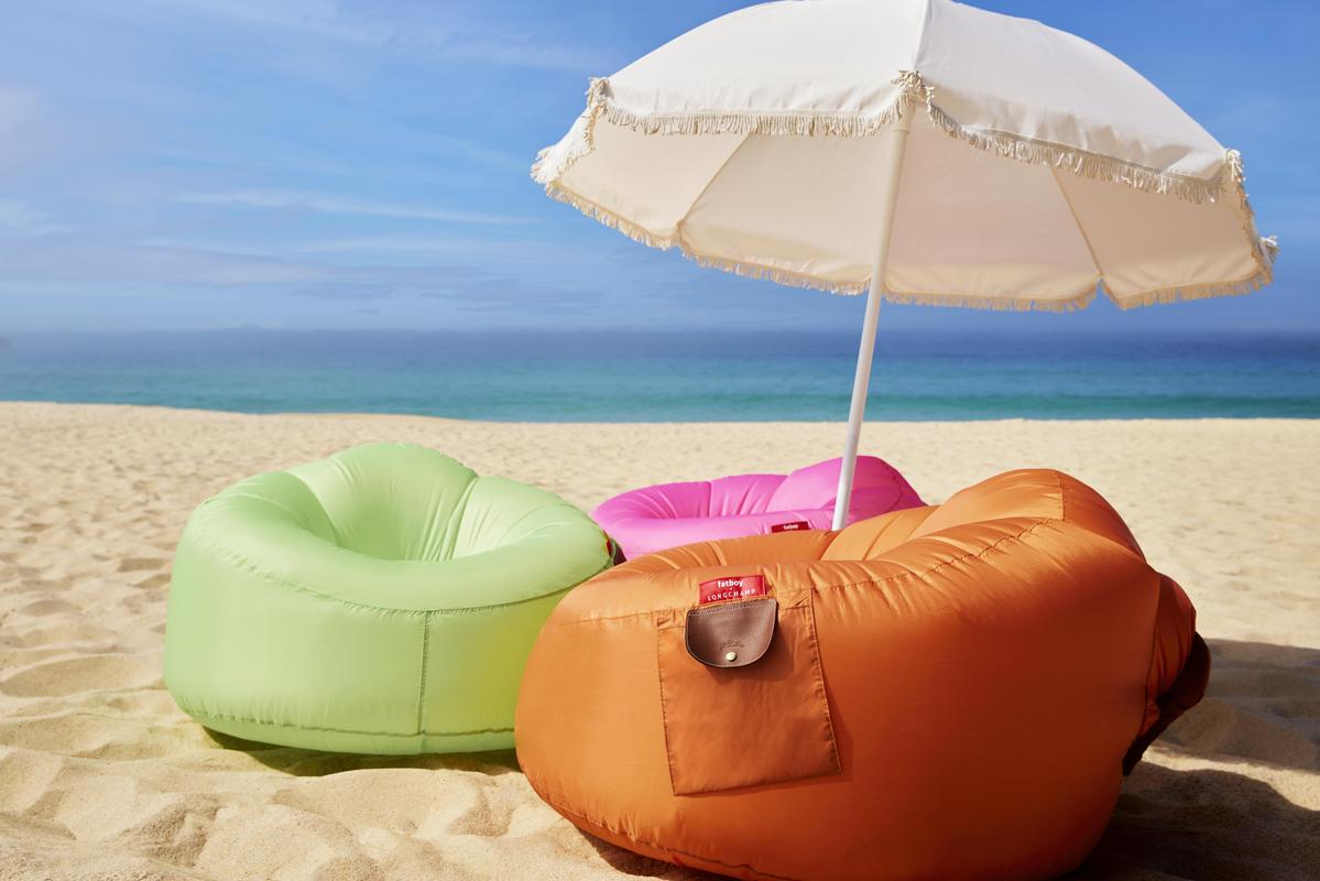 Glamping O充氣沙發有迷幻綠、糖果粉和亮橘色等三種大膽鮮亮的顏色。各NT$6,600（LONGCHAMP提供）