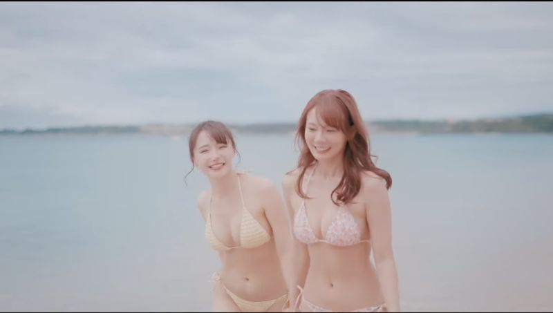 ▲林莎（右）、元元（左）在海灘上拍寫真。（圖／元元Youtube）