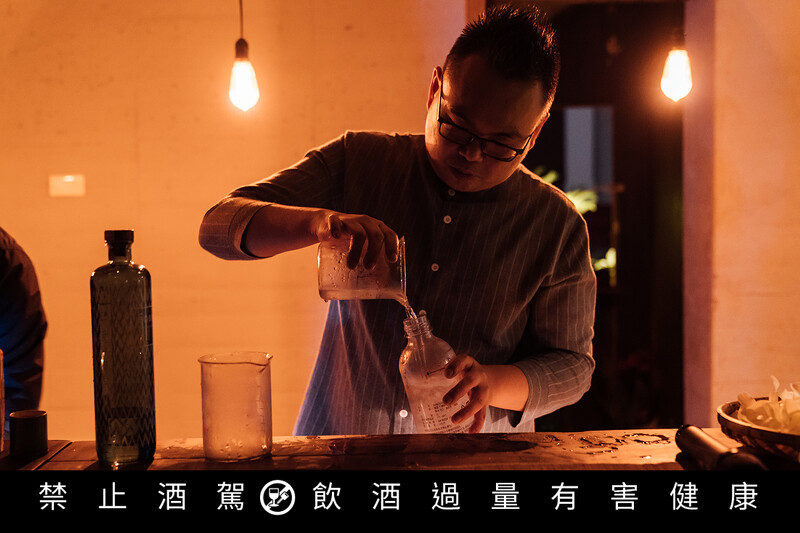高雄人氣酒吧「灣兜 The Wan-Daw」創辦人及調酒師黃龍輝（寶哥）在此進行客座。