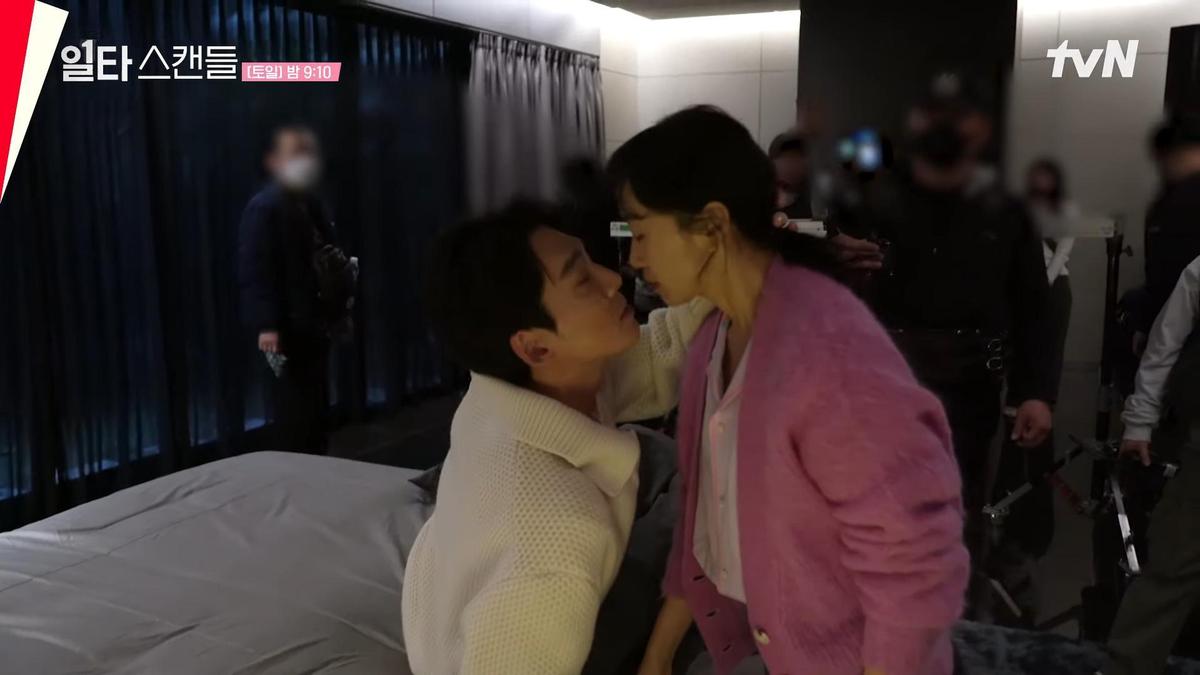 鄭敬淏（左）與全道嬿拍攝吻戲前謹慎確認姿勢和角度。（翻攝自tvN畫面）