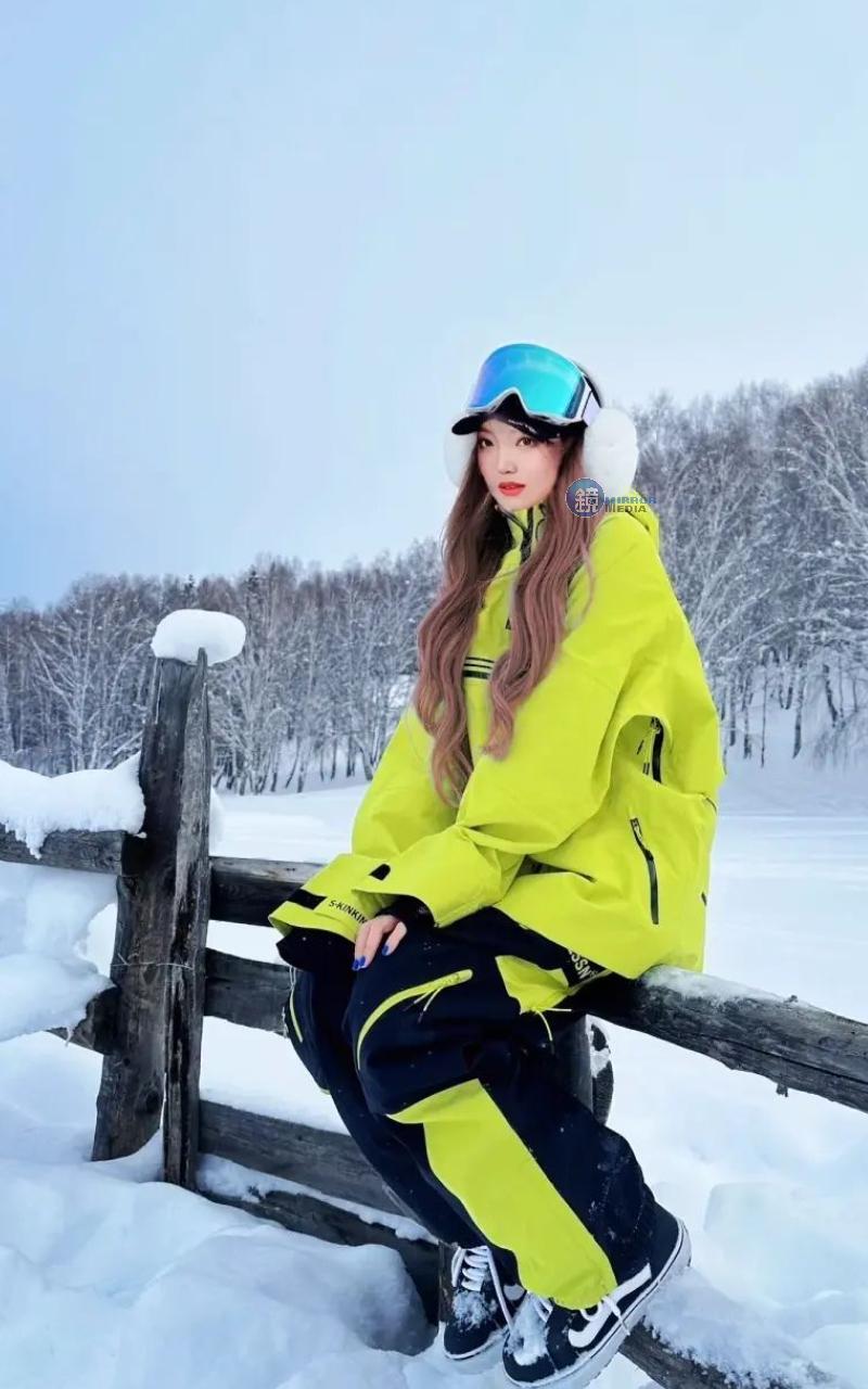 這位中國正妹網紅酷愛滑雪，貌似羅志祥的前女友周揚青。（翻攝自IG）