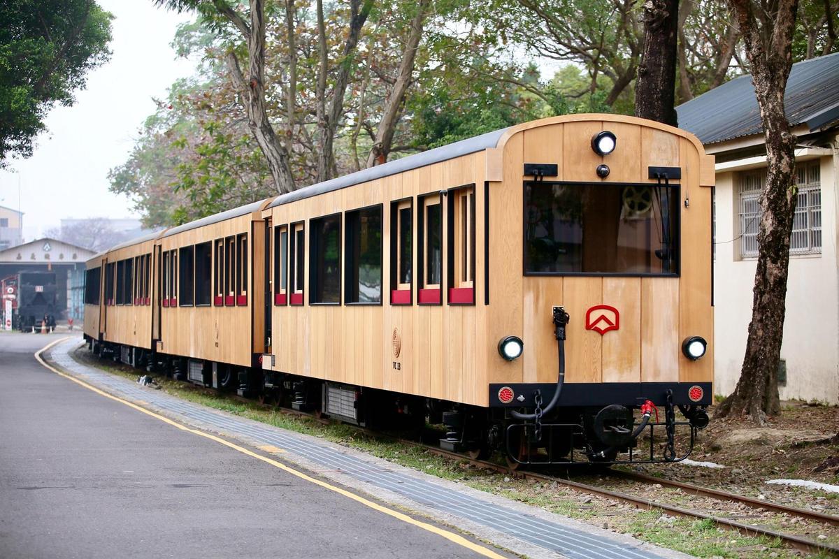 阿里山林業鐵路新一代檜木車廂-福森號。（阿里山林業及文資處提供）