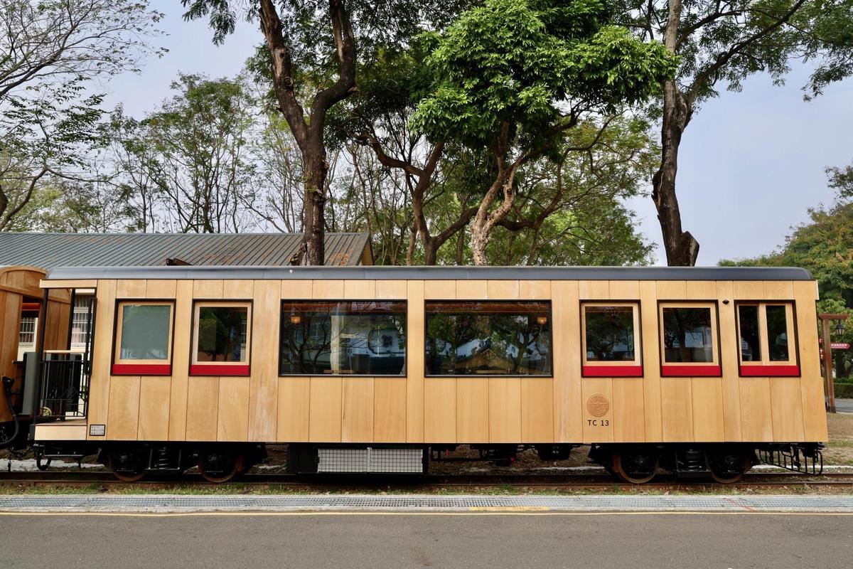 車廂外觀採用大片式的台灣檜木板材，搭配深邃的黑色窗框，並在車身側面以經典紅色點綴。（阿里山林業及文資處提供）