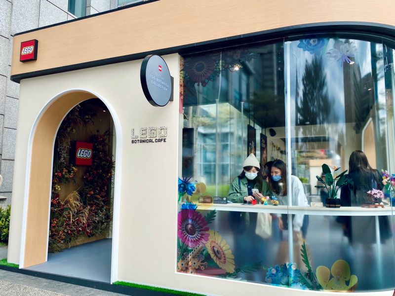 ▲夢幻LEGO Botanical Cafe樂高「花」現愛快閃咖啡屋，就在台北信義誠品1樓戶外街道。（圖／記者蕭涵云攝）