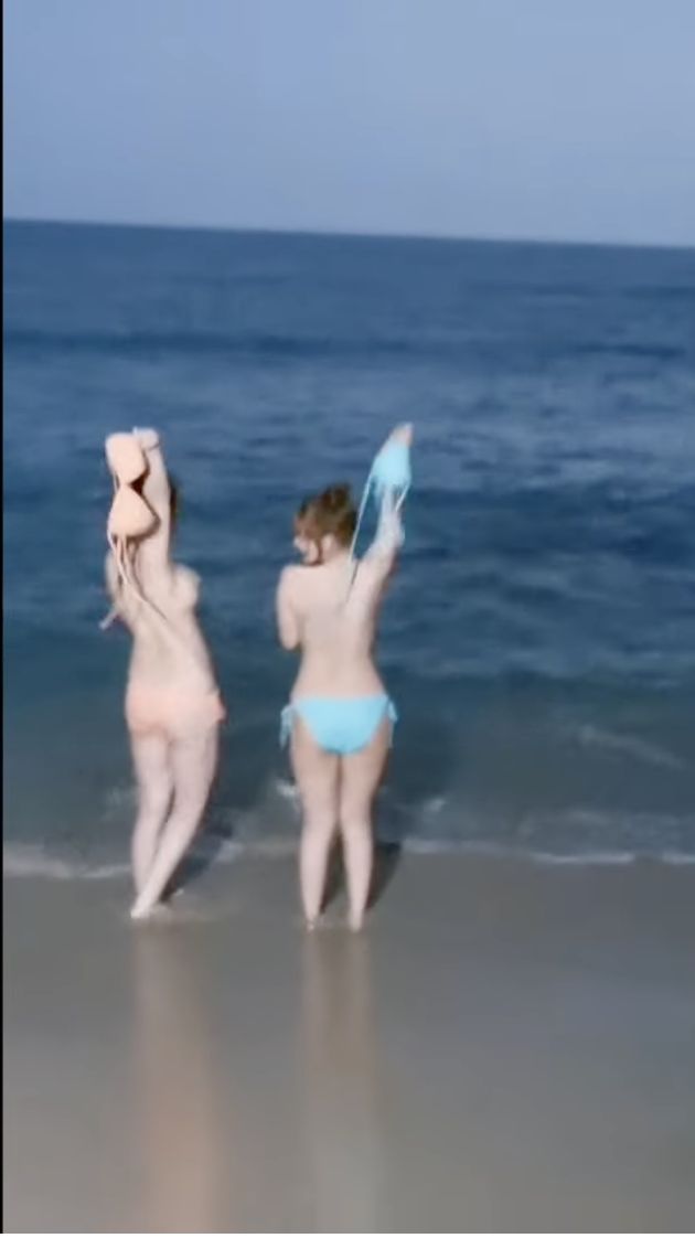 ▲林莎、元元在海灘上解開比基尼綁帶。（圖／元元Youtube）