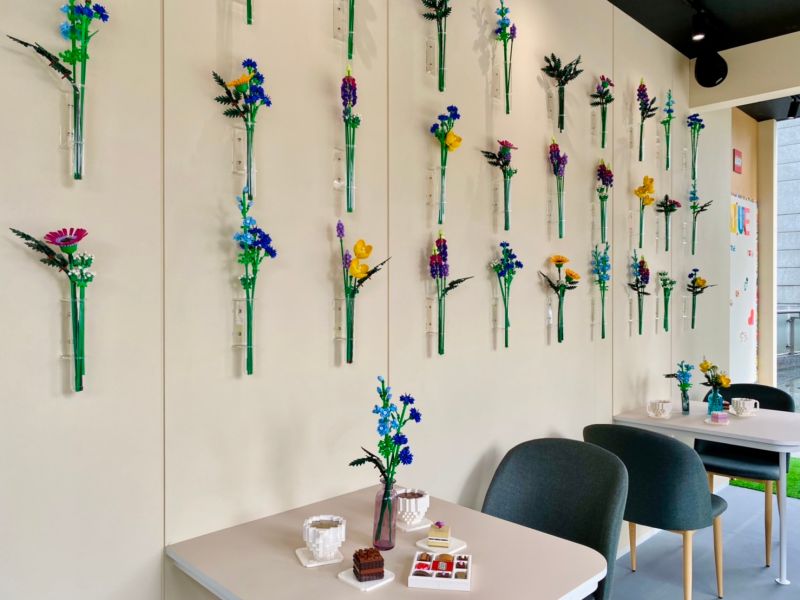 ▲樂高運用Botanical Collection花藝系列，打造超美花藝咖啡屋。（圖／記者蕭涵云攝）