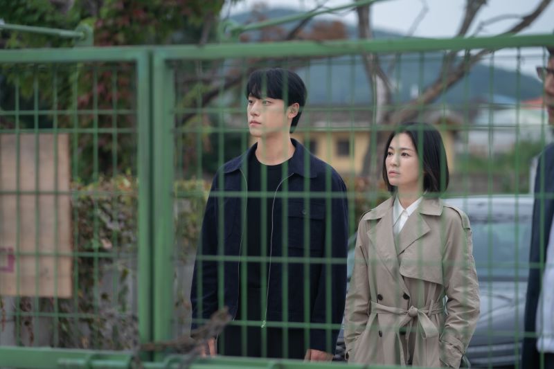 ▲由宋慧喬（右）主演的韓國影集《黑暗榮耀：第2部》，3月10日即將上線。（圖／Netflix提供）