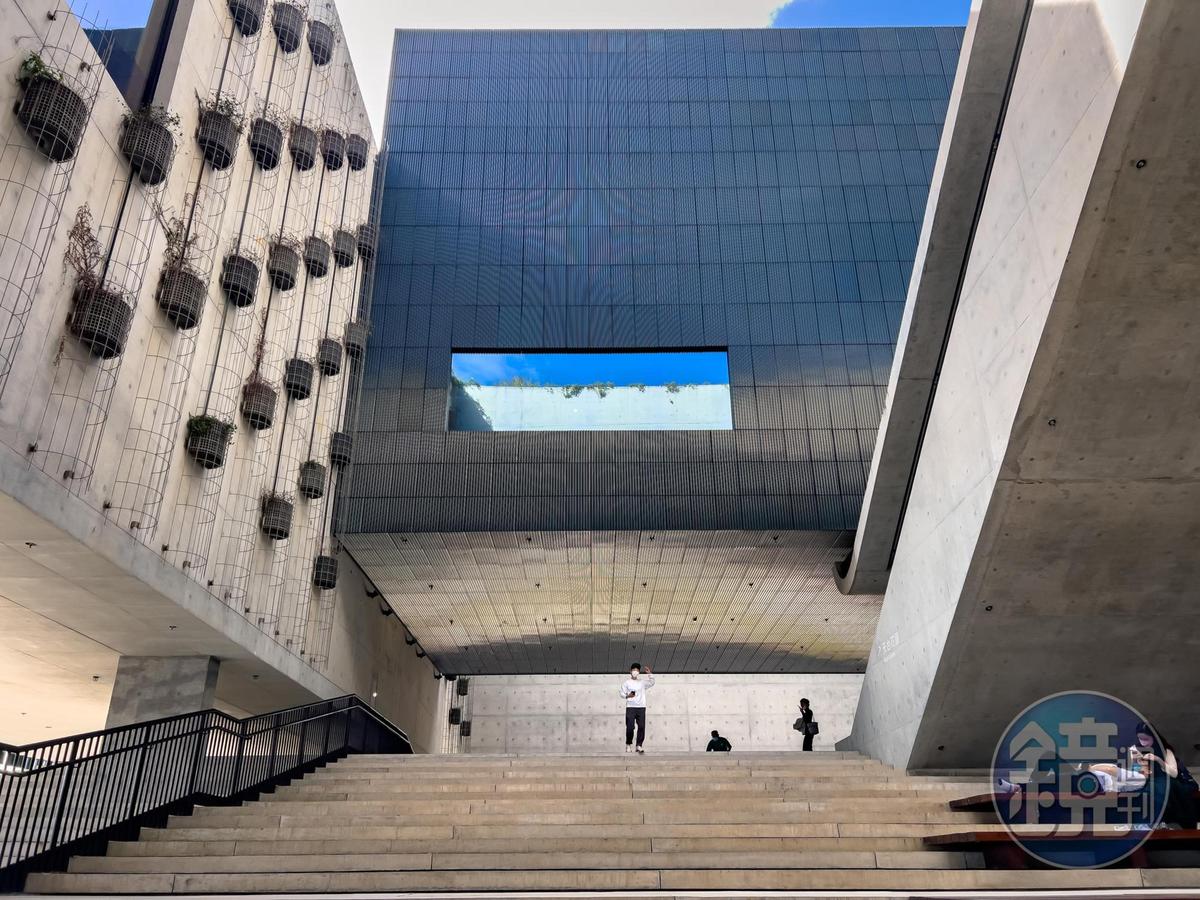 Ｍ＋博物館的二樓天臺階梯設計具有層疊的空間感，海風吹拂相當舒服。