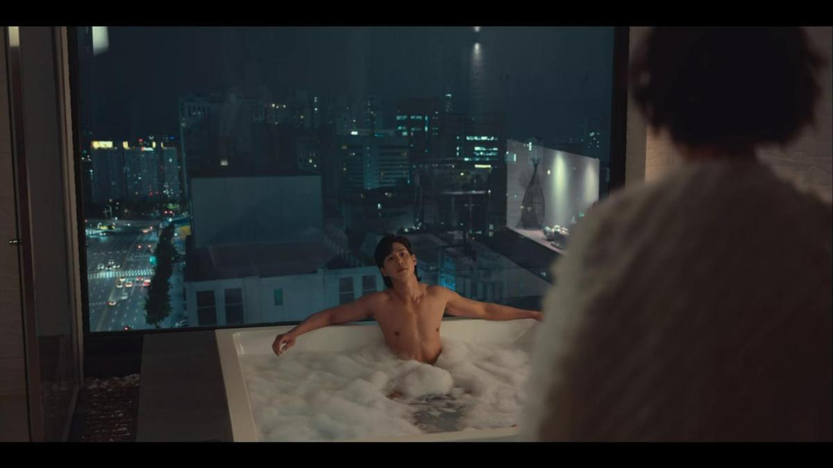 朴成勳因想利用車珠英在她面前全裸泡澡，下一秒更邀她一起入浴。（翻攝自Netflix）