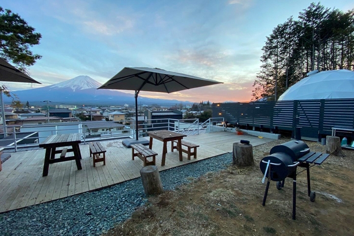 ▲營區坐落於小山丘上，放眼望去就是富士山美景。　圖：Booking Resort／來源