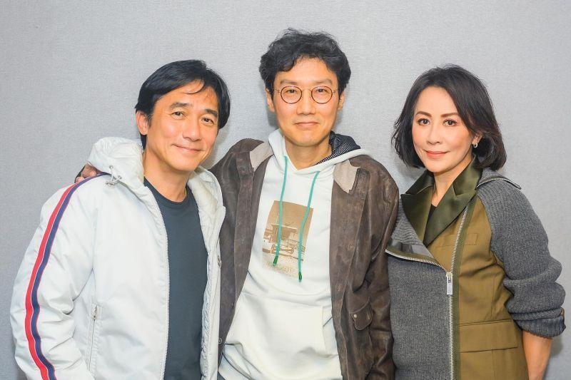 梁朝偉（左）與老婆劉嘉玲（右）造訪釜山時，與《魷魚遊戲》導演黃東赫見面。（翻攝自劉嘉玲Instagram）
