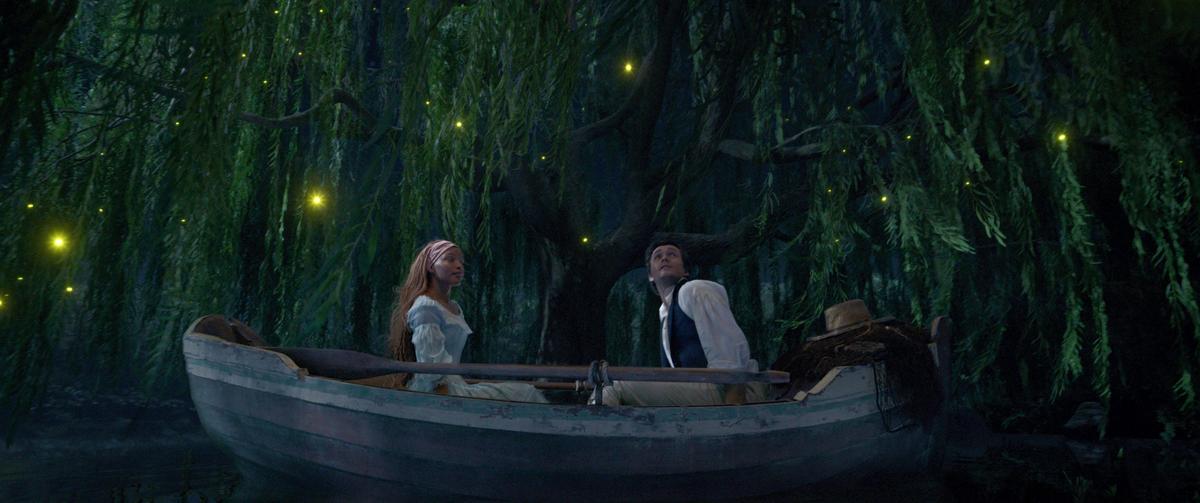 愛麗兒與王子的遊船畫面自帶〈Kiss the Girl〉音效。（迪士尼提供）