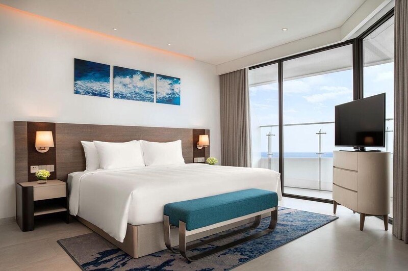 房間裝潢採用海洋風格的水藍色調。