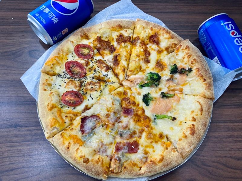 ▲網友透露達美樂將「小披薩」改為「中披薩」，結果尺寸還是9吋。。（圖／記者蕭涵云攝）
