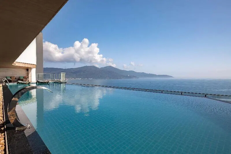 「峴港麗筠酒店」，頂樓同樣擁有高空無邊際泳池與池畔酒吧。