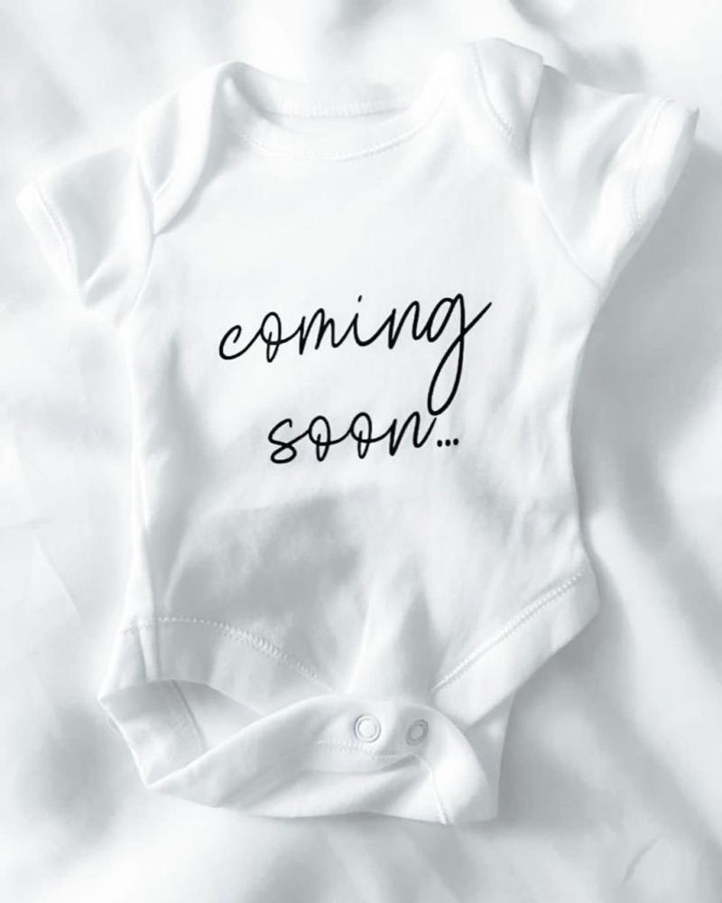 ▲琳賽蘿涵曬出嬰兒衣服宣佈懷孕。（圖／翻攝自琳賽蘿涵Instagram）