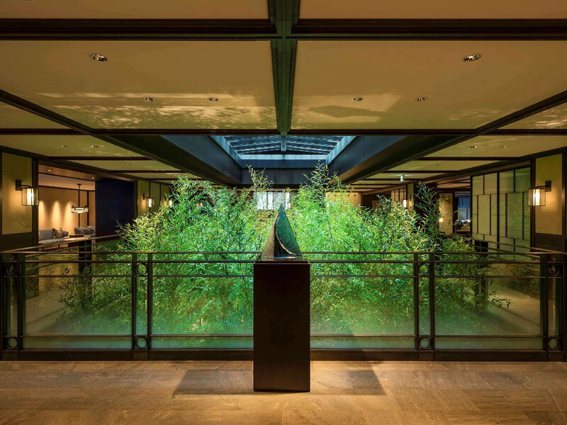 「Dhawa京都悠洛」，中庭設有挑高二層樓的竹林造景。