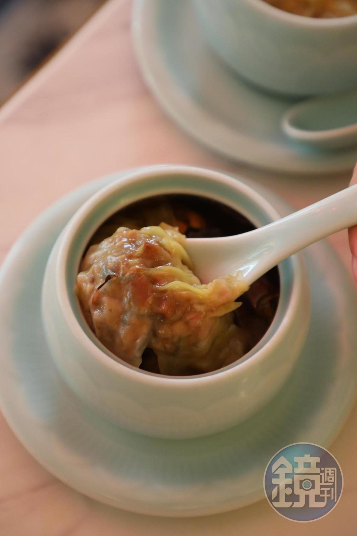 位上的「松茸野菌灌湯餃」是久違的鮮美之味。（港幣90元／盅）