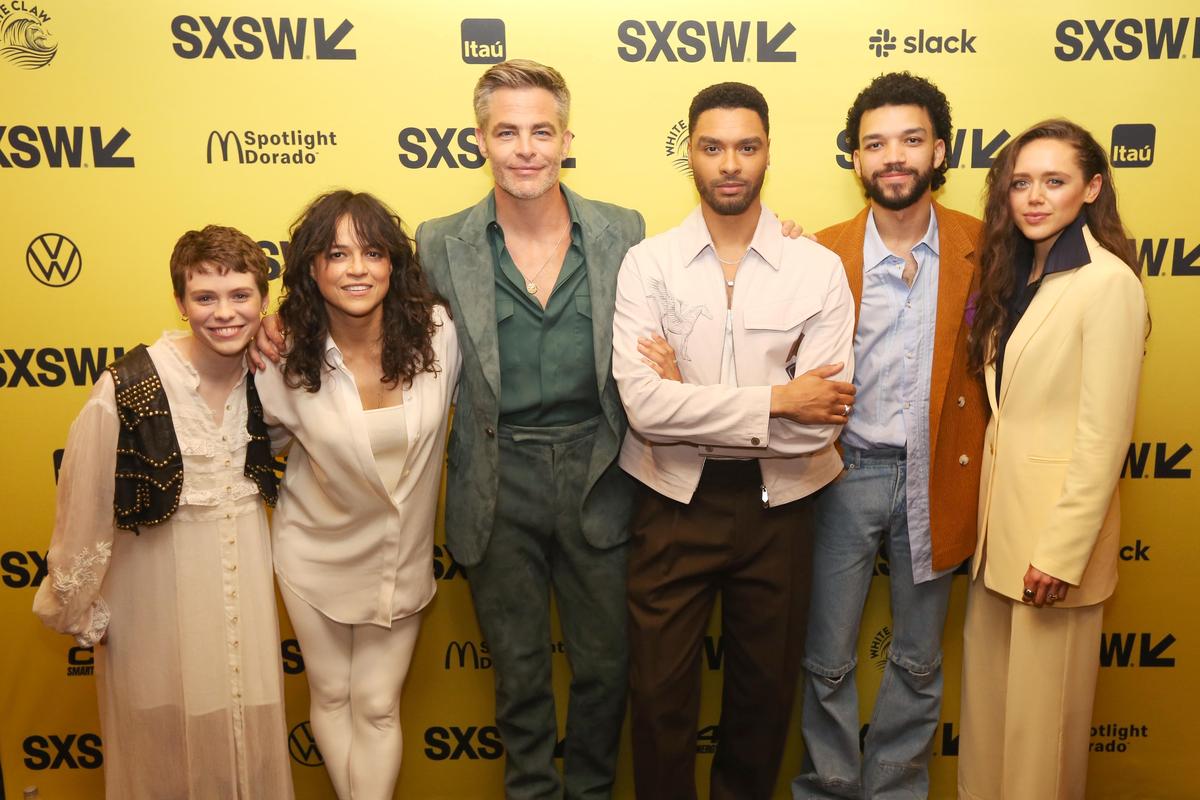 主要演員蘇菲亞莉莉絲（左起）蜜雪兒羅卓奎茲、克里斯潘恩、雷吉尚佩吉、賈斯提斯史密斯、黛西海德共同於影展首映合影。（UIP提供）