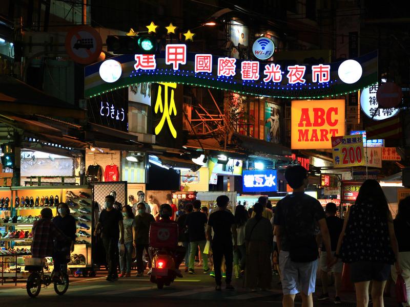常居台灣十大夜市排名之一的台中逢甲夜市是台中最著名的觀光美食集散地。（圖／NOWnews資料照）