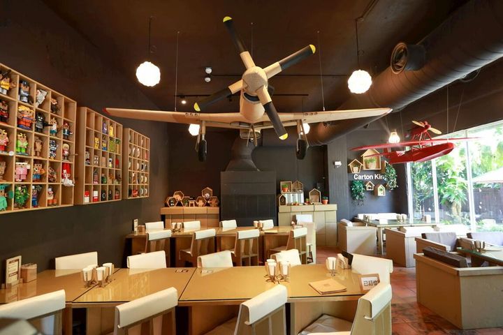 ▲紙箱王主題餐廳曾被舉為世界十大奇特餐廳之一，由紙打造的紙椅紙桌，讓人驚奇連連。　圖：紙箱王／提供
