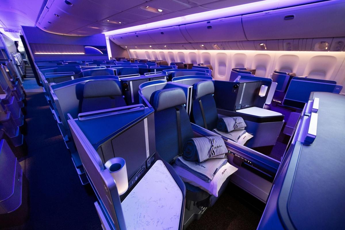 聯合航空B777-300ER北極星商務艙為1-2-1近似小套房的座椅配置。（聯合航空提供）