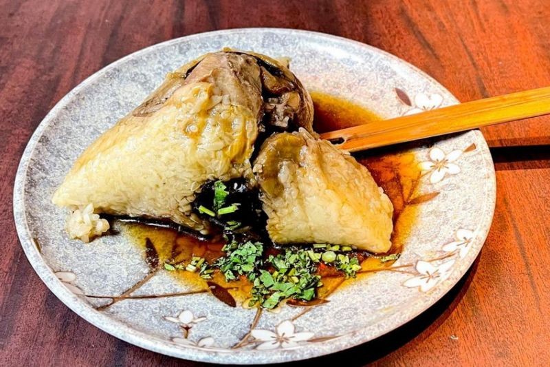 ▲台南的「再發號」為百年老店，於2022年獲得米其林入選餐廳，招牌基本款肉粽每顆60元。（圖／翻攝米其林官方網站）
