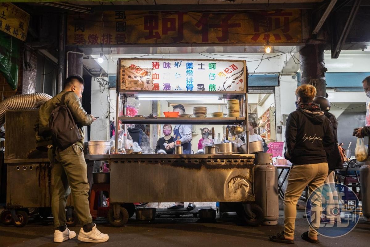 三峽信義街上的藥燉土虱排骨店開業40年，是在地人從小吃到大的傳統好味道。