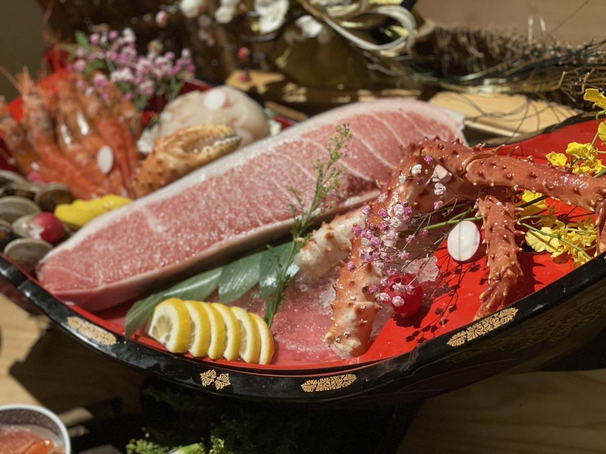 「日本橋海鮮丼辻半」選用被稱為「海中黑金」的黑鮪魚打造浮誇海鮮丼。（日本橋海鮮丼辻半提供）