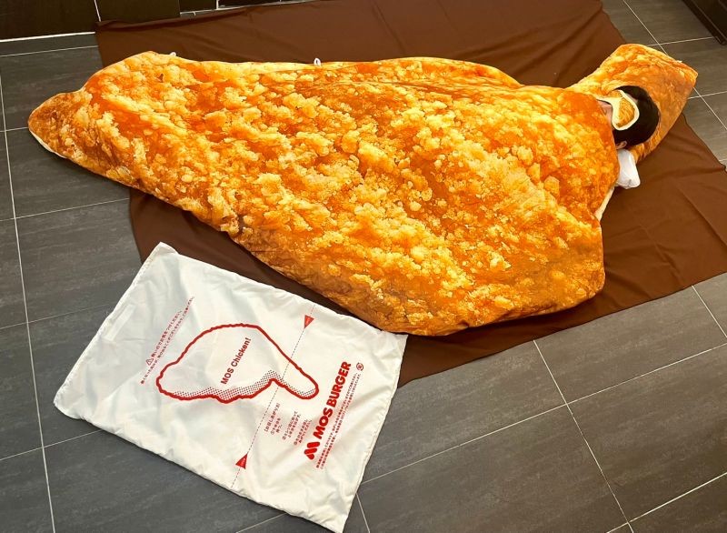 ▲摩斯漢堡巨型炸機睡袋，限量贈送。（圖／記者鍾怡婷攝）