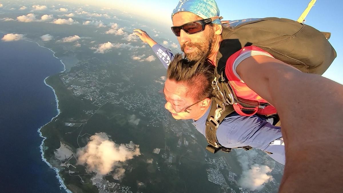 來到關島參加高空跳傘，是許多熱愛挑戰刺激的人必玩的夢想清單。（雄獅旅遊提供）
