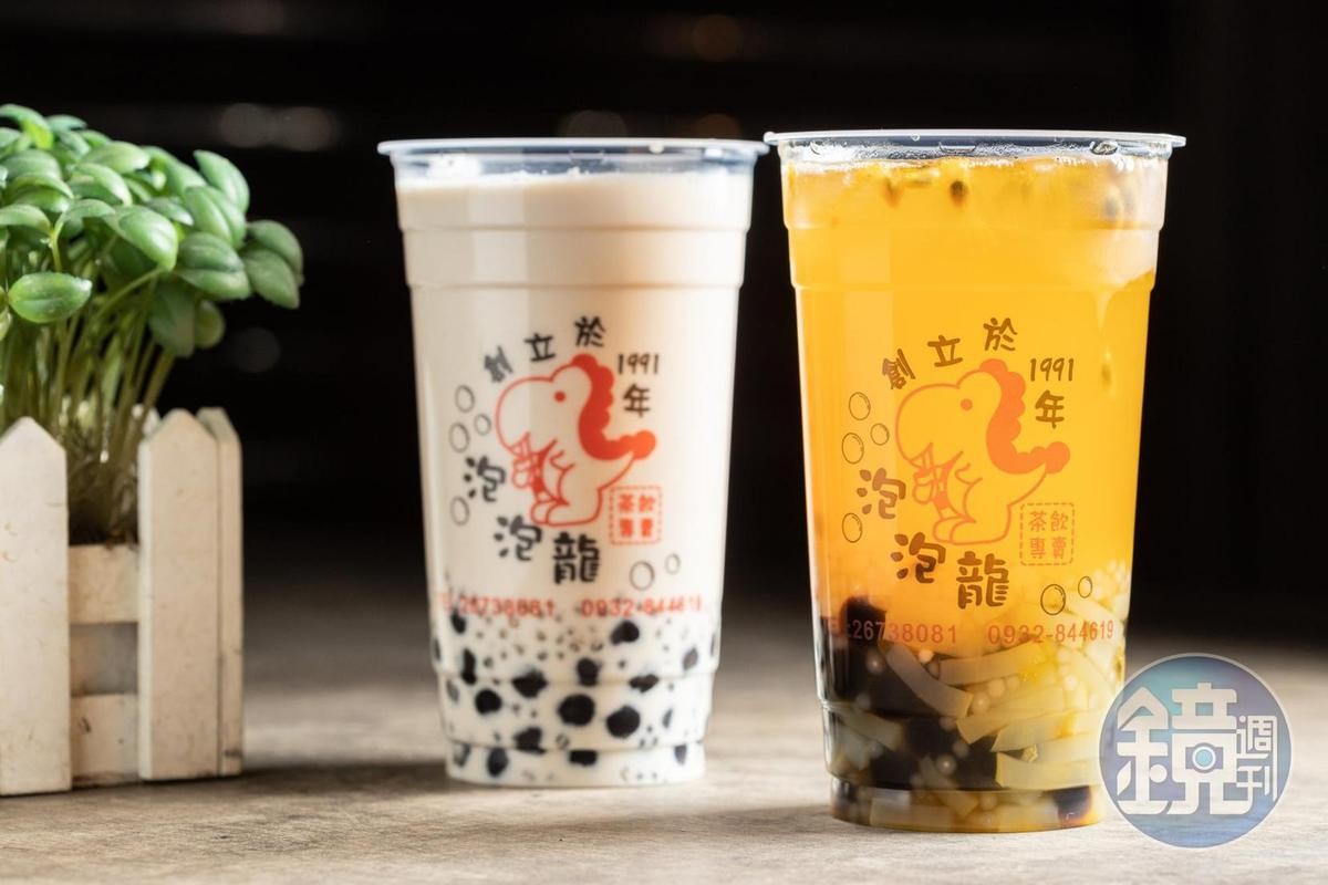 泡泡龍的「珍珠奶茶」（左，55元／大杯）有放西米露增加口感；「百香雙響炮」（右，45元／大杯）也是人氣飲品。