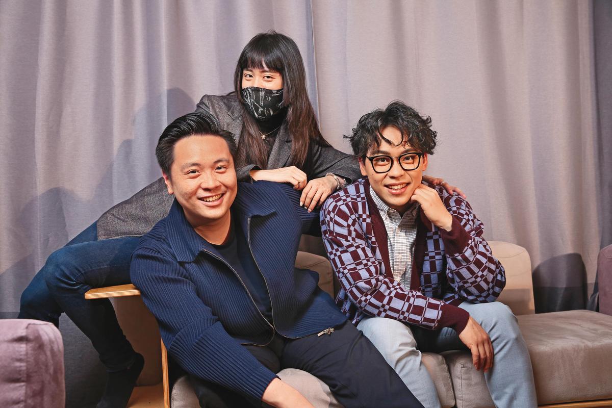 薩泰爾娛樂執行長潘瑋翔（前排左）、薩泰爾娛樂共同創辦人鄭晴元（中）及喜劇演員賀瓏。