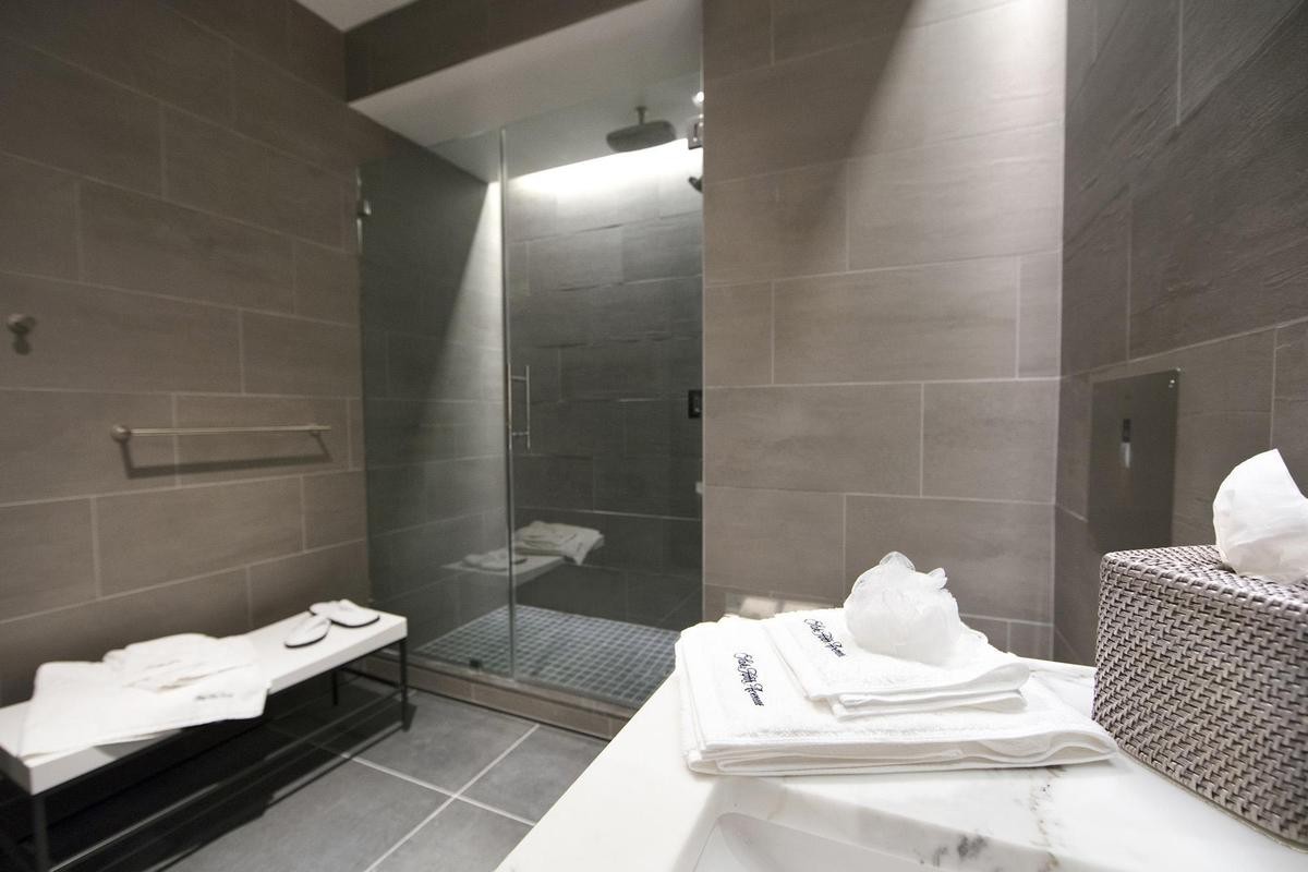 北極星貴賓室的淋浴間相當寬敞，設備一應俱全。（聯合航空提供）