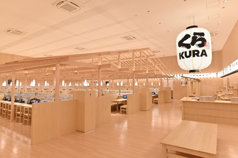 ▲「藏壽司淺草 ROX 店」以淺色白木打造通透空間。（圖／藏壽司提供）