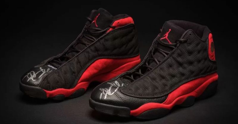 ▲NBA傳奇球星喬丹（Michael Jordan）在總冠軍戰穿著的Air Jordan第13代黑紅配色，成為世上最貴的鞋子。（圖／翻攝《BBC》）