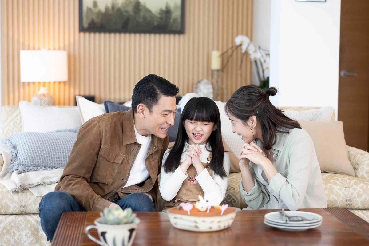 片中林嘉欣扮演劉德華的老婆，還與女兒建立了一家三口的溫馨家庭。（牽猴子提供）