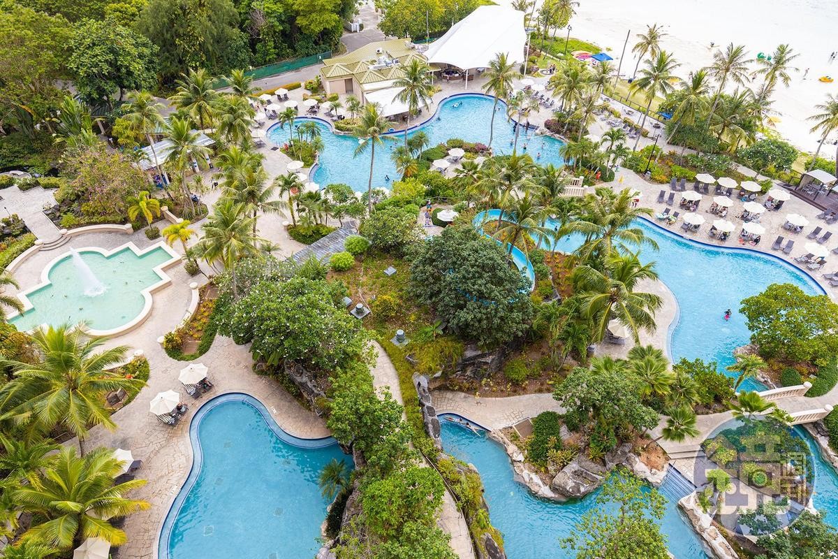關島凱悅酒店不只內建小型水上樂園，更位於杜夢灣核心位置，從飯店就可以直達沙灘。