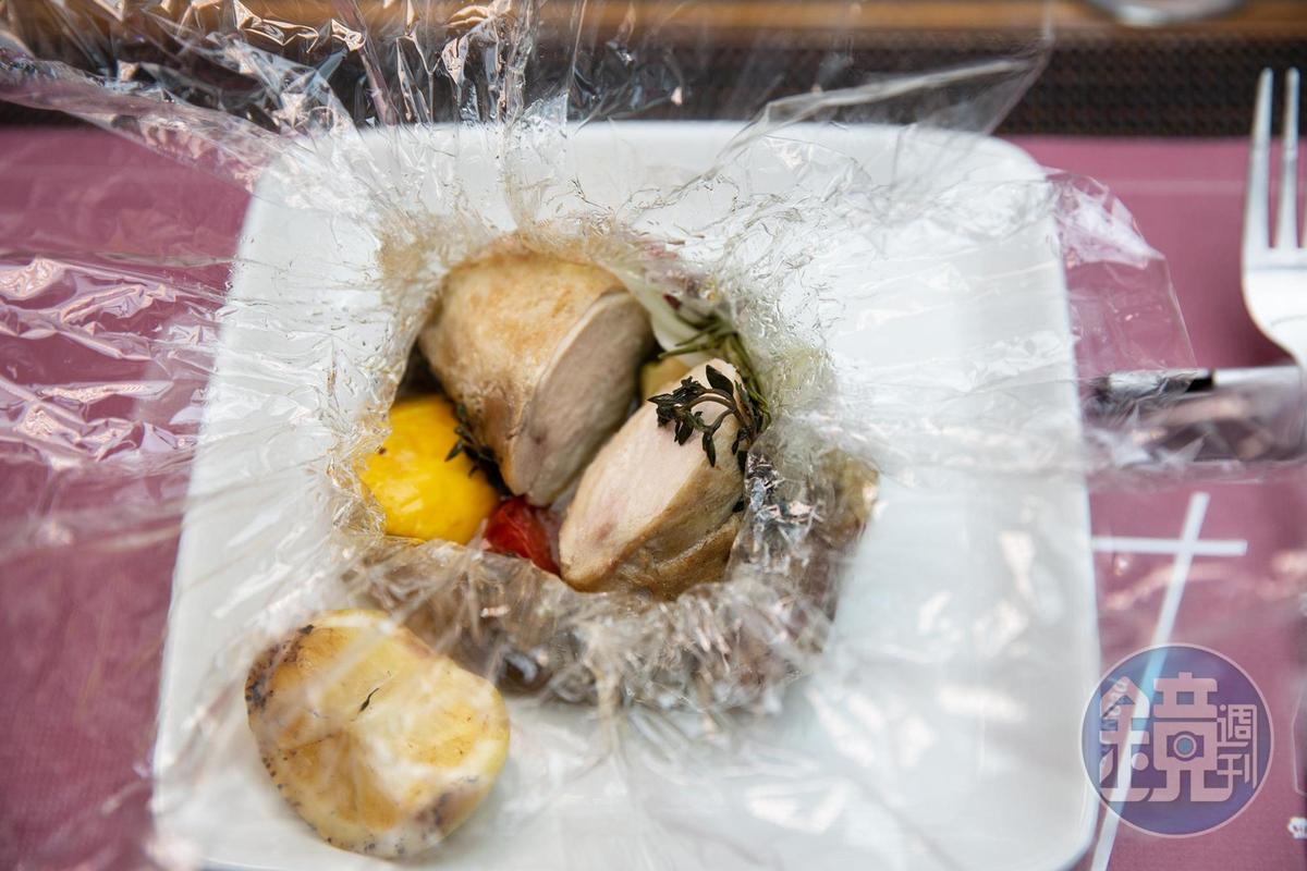 主菜上桌後，鼓勵客人以「拆禮物」方式感受紙包雞料理的撲鼻香氣。