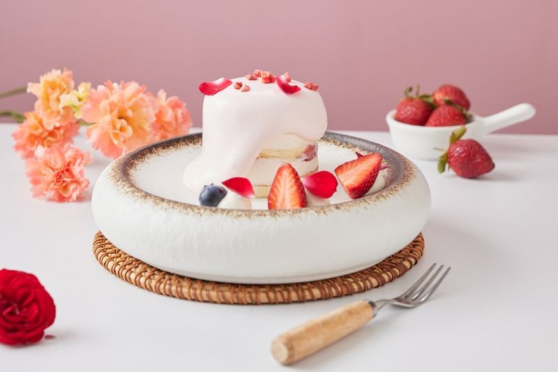 ▲陶板屋招待的「戀莓絮語瀑布蛋糕」，拉開蛋糕透明封膜，草莓慕斯就會如瀑布般流下。（圖／王品集團提供）
