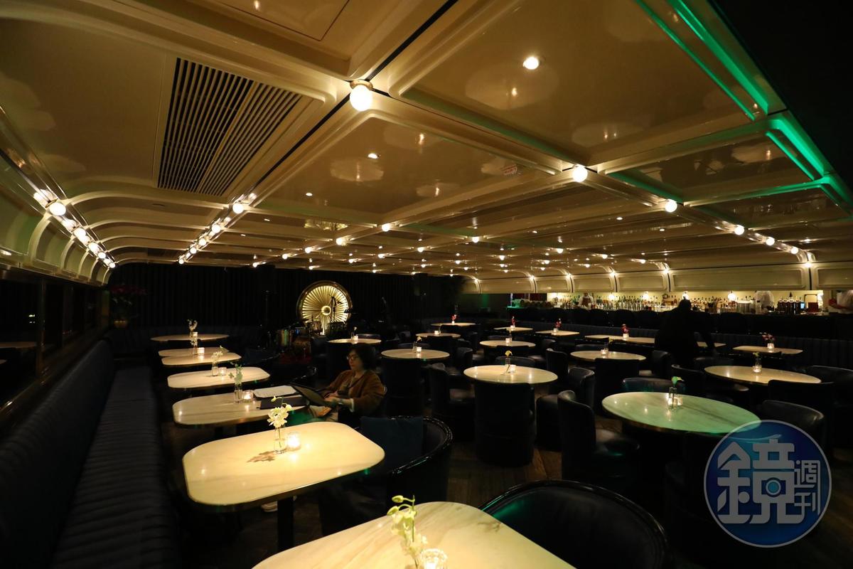 餐廳空間設計得像一艘大型豪華郵輪。