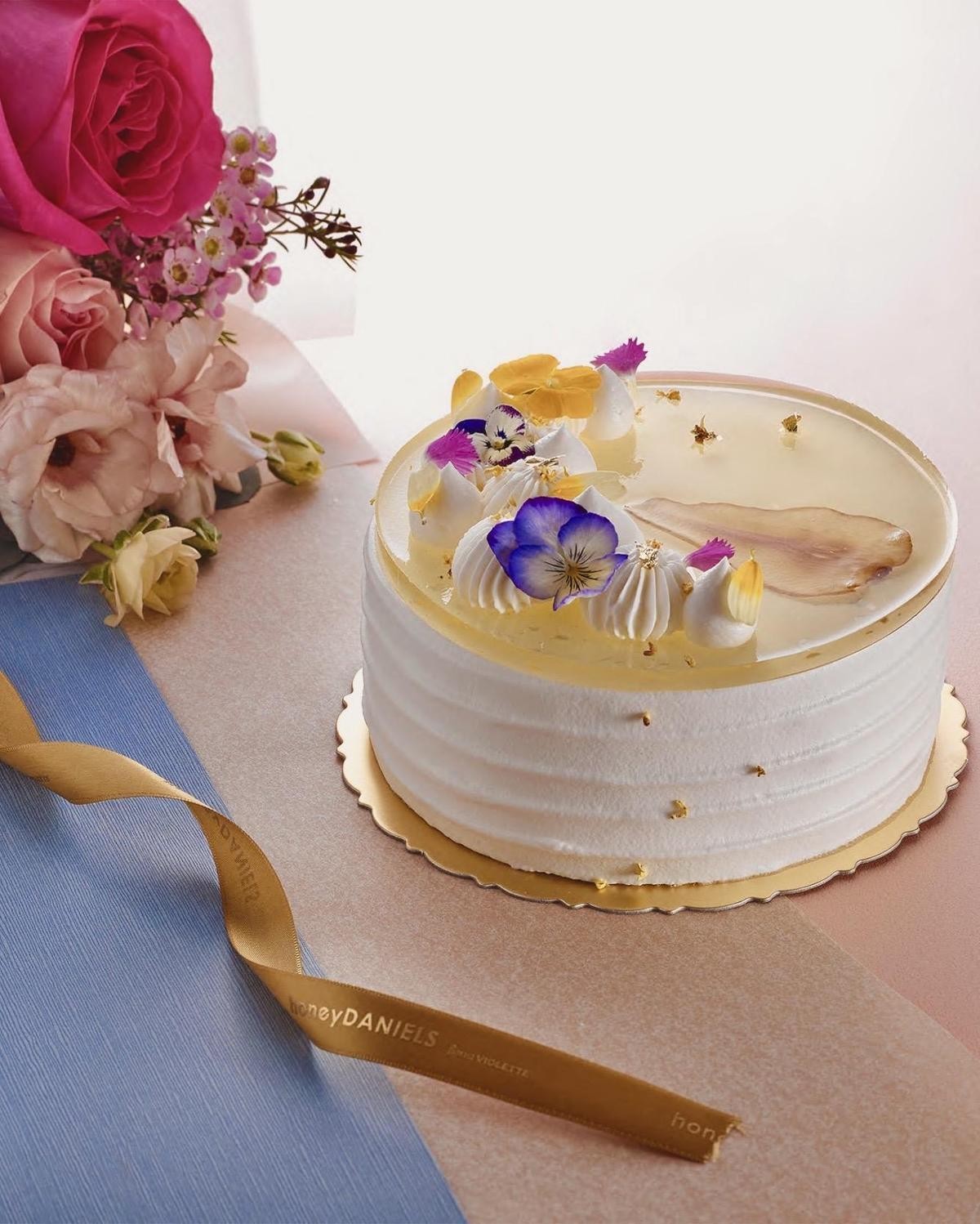 「Heritage」推出限量50組的「母親節限定蛋糕花禮盒」，包含茶香、果香交融的桂花烏龍洋梨蛋糕與訂製花束。（禮盒4,100元／組、單買蛋糕1,180元／6吋，Heritage提供）